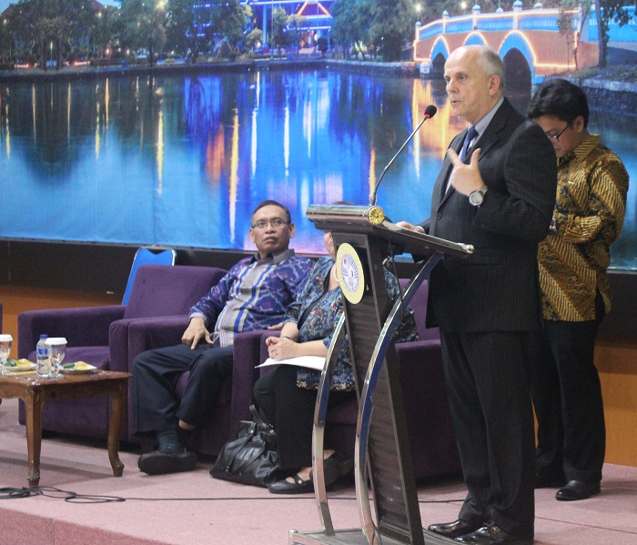 Duta Besar Amerika Serikat untuk Republik Indonesia Joseph R. Donovan di Universitas Airlangga.