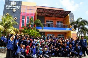 MAHASISWA Universitas Airlangga di Bayuwangi, Jumat (10/3). Dulu disana dipakai nama PDD (Pendidikan Diluar domisili), sekarang diganti menajdi PSDKU (Program Studi Diluar Kampus Utama). (foto: Istimewa)
