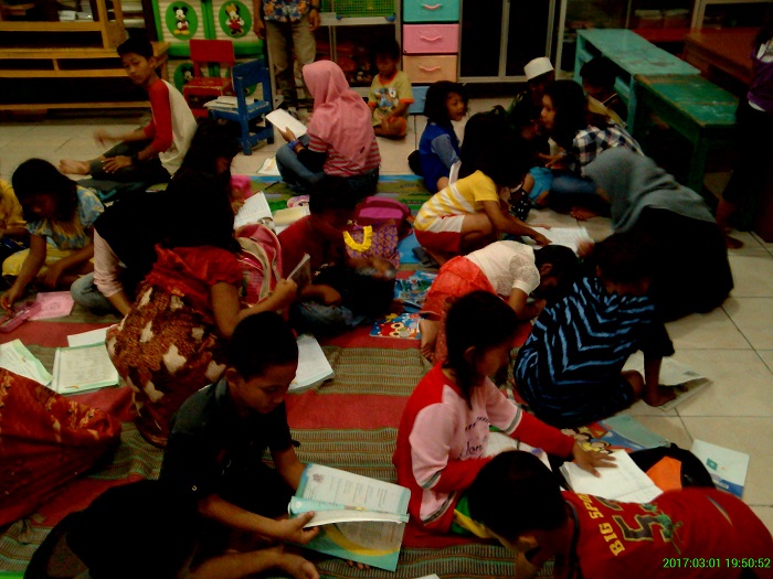 Susana belajar di "Sinau 12".