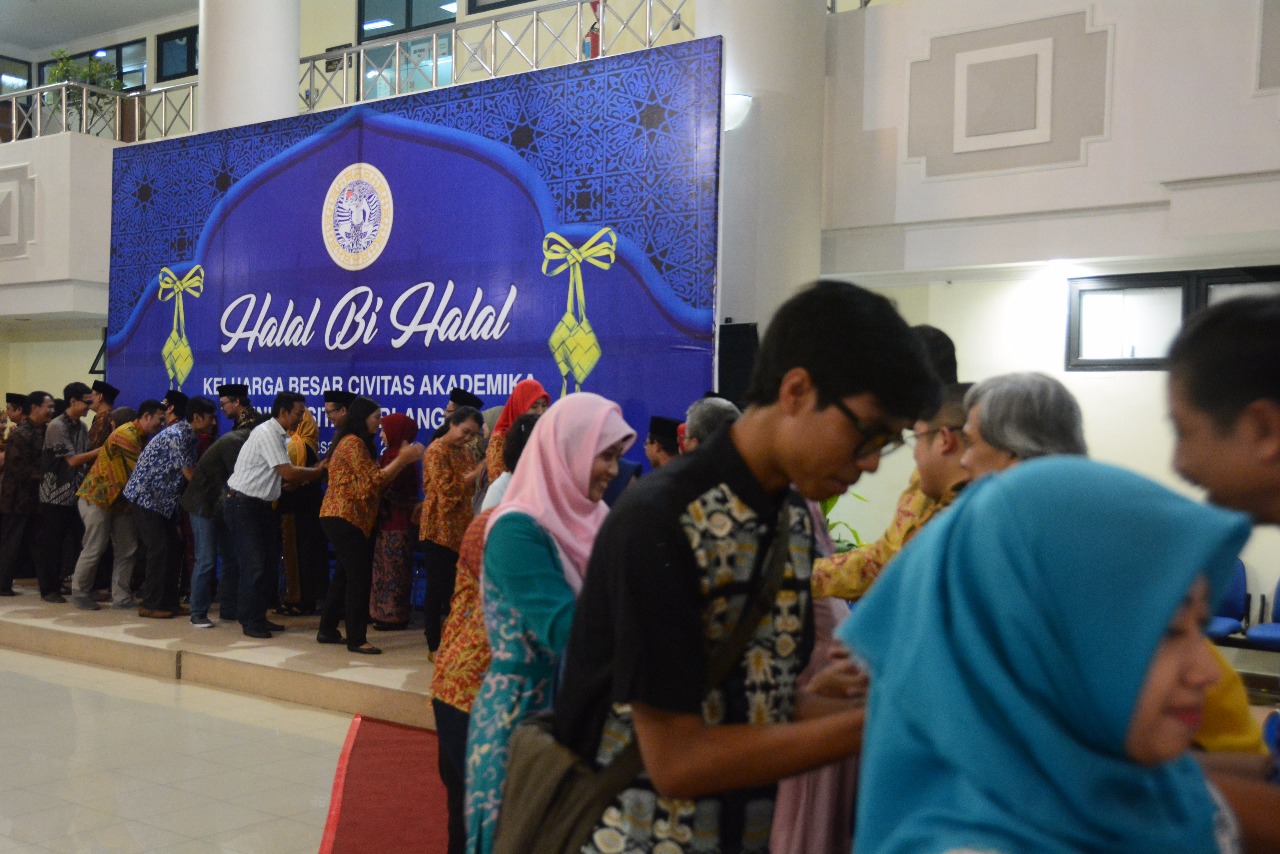 Suasana Hangat Warnai Halal Bi Halal Civitas UNAIR - Universitas ...