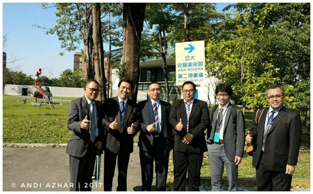 rektor UNAIR bersama sejumlah peserta