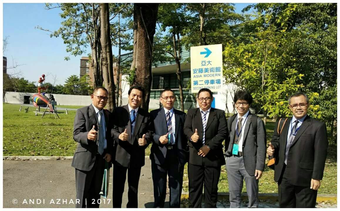 rektor UNAIR bersama sejumlah peserta