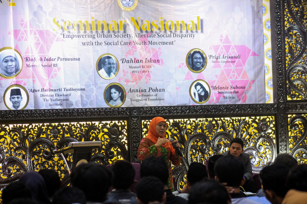 Khofifah menjadi pemateri