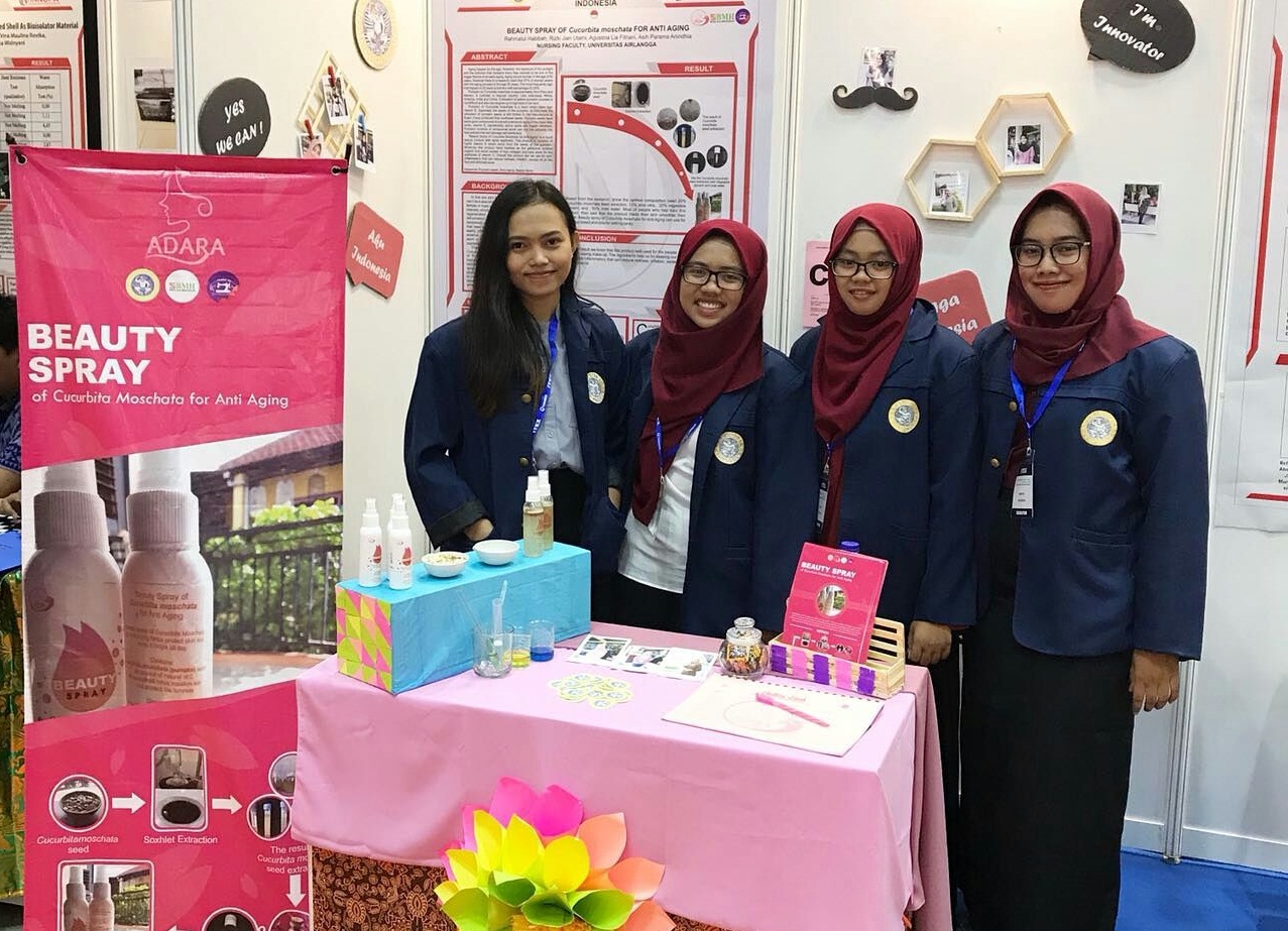 Dari Kiri: Agustina Lia Fitriani, Asih Parama Anindhia, Rahmatul Habibah, dan Rizki Jian Utami saat di stan dalam kompetisi World Young Inventors Exhibition (WYIE) Competition, di Kuala Lumpur, Malaysia, 9-12 Mei lalu. (Foto: Istimewa)