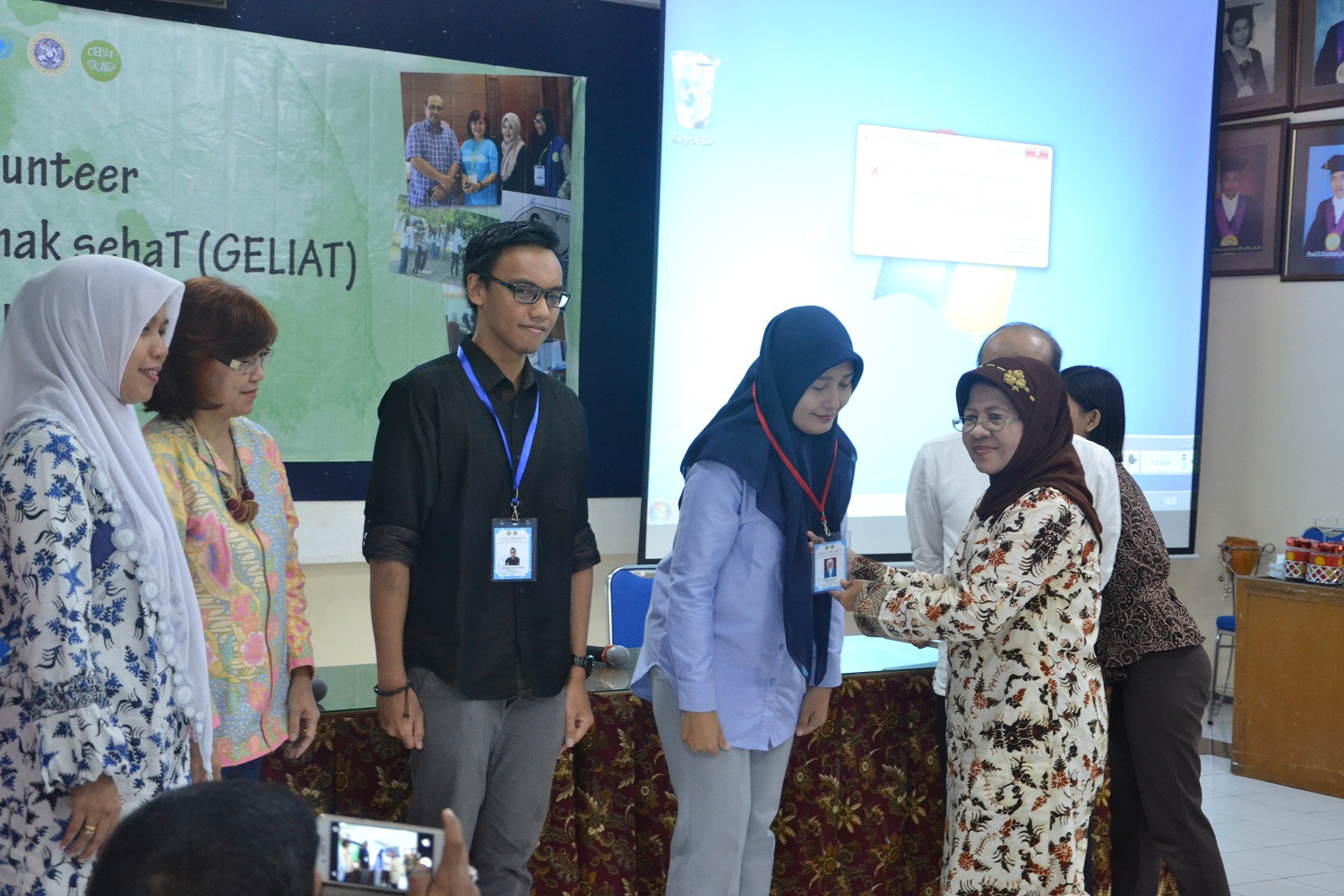 Geliat UNAIR volunteers