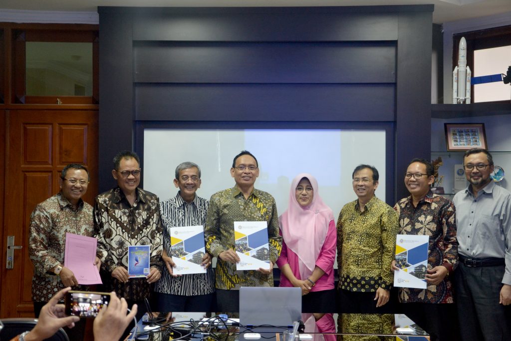 REKTOR UNAIR Rektor Universitas Airlangga Prof. Muhammad Nasih, S.E., M.T., Ak., CMA., bersama jajaran pimpinan menyerahkan zakat kepada Ketua PUSPAS UNAIR Tika Widiastuti, SE., M.Si. (Foto: Feri Fenoria Rifai)