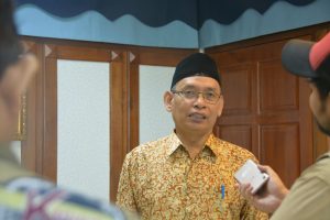 REKTOR Universitas Airlangga Prof. Dr. Moh Nasih, S.E., MT., Ak., dalam jumpa pers di Lantai 4, gedung Rektorat UNAIR pada Senin (28/5). (Foto: Binti Q. Masruroh)