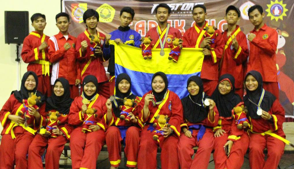 PARA delegasi Unit Kegiatan Mahasiswa (UKM) Tapak Suci Universitas Airlangga mengukir prestasi di ajang nasional bertajuk Tapak Suci Jember University 3rd Open Championship. (Foto: Istimewa)