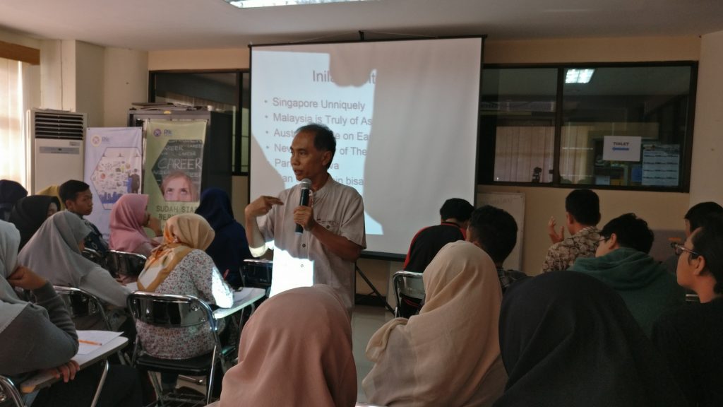 MAKSUM Drs., M.Si., saat memberikan informasi seputar pengalaman di Career Talk, Pusat Pembinaan Karir dan kewirausahaan (PPKK), UNAIR. (Foto: Istimewa)