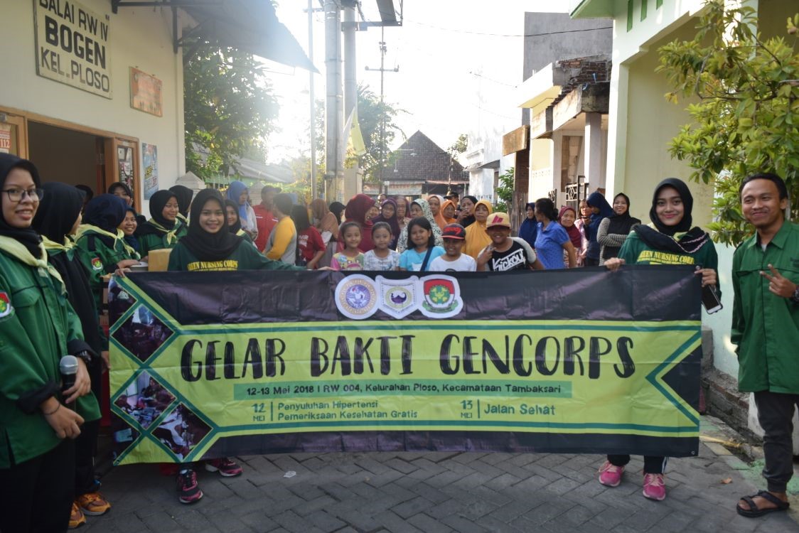 MAHASISWA Fakultas Keperawatan UNAIR merayakan Hari Perawat Internasional dengan warga lansia Ploso, Bogen, Surabaya. (Foto: Istimewa)