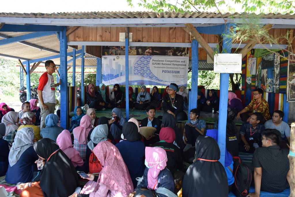 Sosialisasi jenis-jenis tumbuhan mangrove pada Fieldtrip di Mangrove, Wonorejo. (Foto: Panitia POTTASIUM 2018)