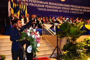 KETUA Badan Eksekutif Mahasiswa (BEM) periode 2017/2018 Universitas Airlangga Anang Fajrul Ukhwaluddin saat melakukan orasi dalam pengukuhan mahasiswa baru. (Foto: Bambang Bes)