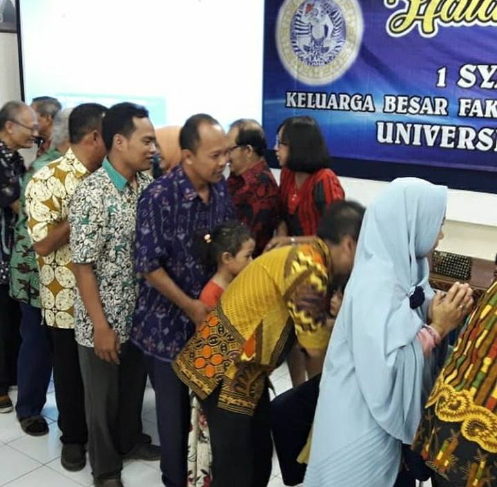 KELUARGA Besar Fakultas Kesehatan Masyarakat (FKM) Universitas Airlangga saat melakukan ramah tamah, Senin (25/6). (Foto: Istimewa)