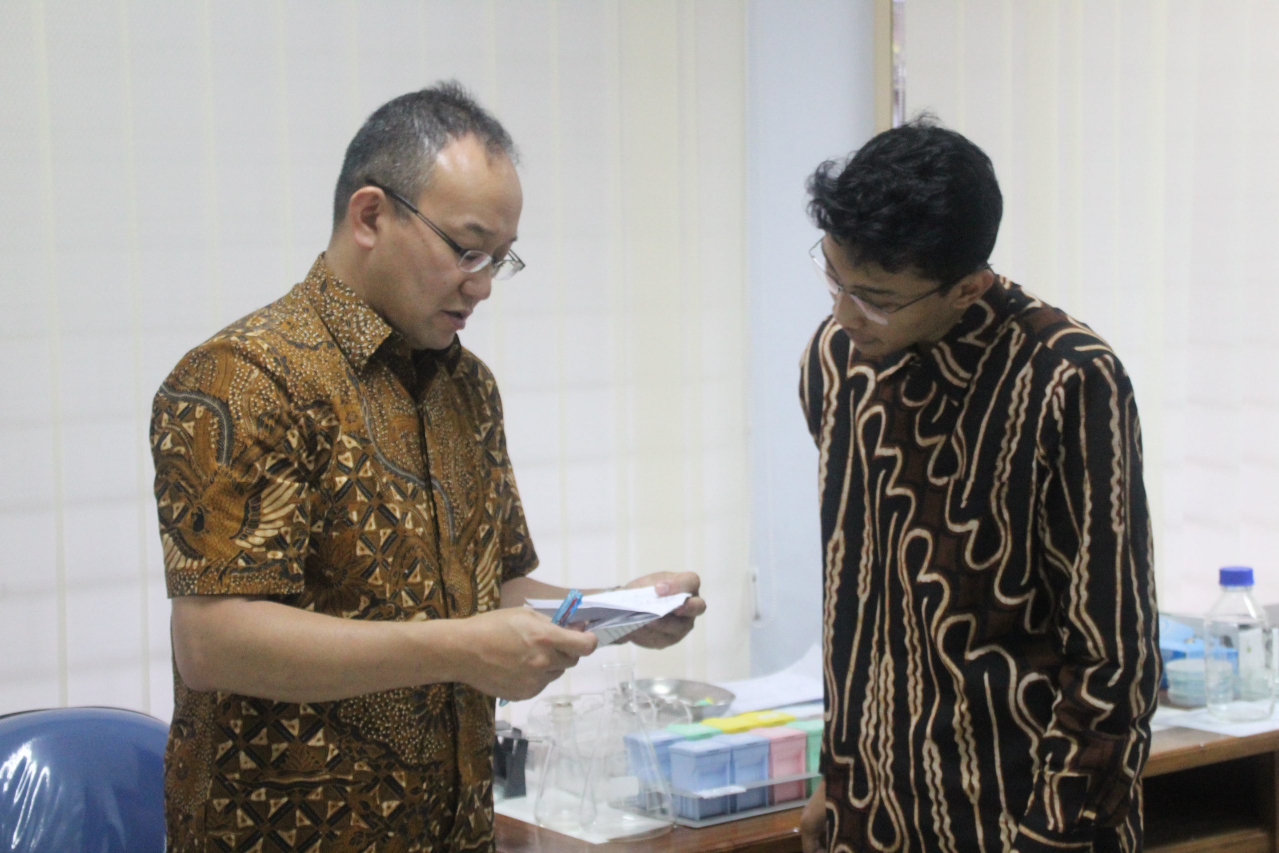 PROFESOR dari Faculty of Dentistry, Tohoku University, Japan, berbincang dengan peneliti dari FKG UNAIR. (Foto: Istimewa)