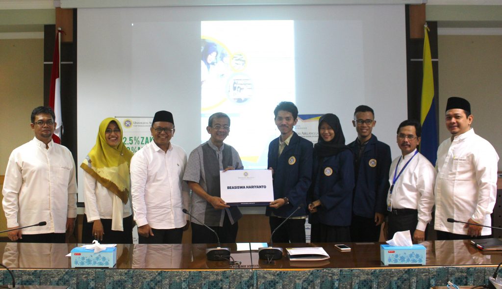 SALAH seorang mahasiswa dari Fakultas Vokasi menerima beasiswa Hariyanto Education Scholarship dalam Seremonial Penyerahan Dana Sosial Jum’at (8/6/2018). (Foto: Feri Fenoria Rifai)