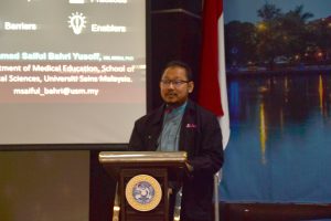 PROF. Muhammad Saiful Bahri Yusoff, MD., MMEd., Ph.D., dari Universiti Sains Malaysia (USM) saat memeberikan paparan dalam Seminar IPE oleh Direktorat Pendidikan Universitas Airlangga (UNAIR), Jum’at (29/6). (Foto: M. Najib Rahman)