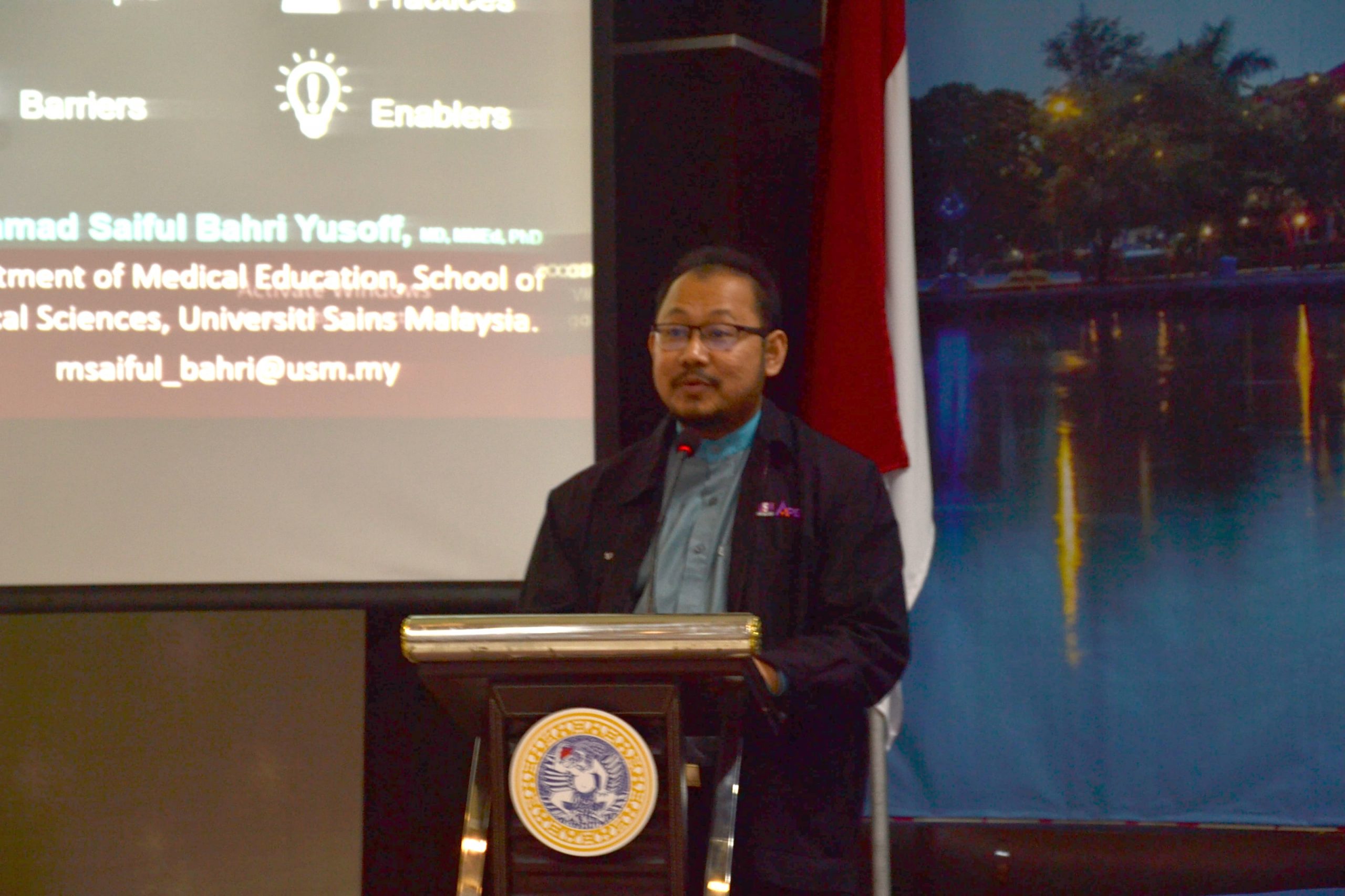 PROF. Muhammad Saiful Bahri Yusoff, MD., MMEd., Ph.D., dari Universiti Sains Malaysia (USM) saat memeberikan paparan dalam Seminar IPE oleh Direktorat Pendidikan Universitas Airlangga (UNAIR), Jum’at (29/6). (Foto: M. Najib Rahman)