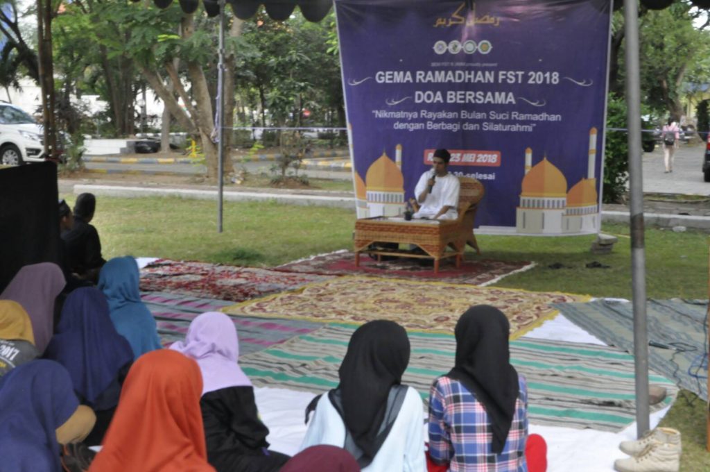 BUKA Puasa Fakultas Sains dan Teknologi (FST) dilaksanakan di lapangan fakultas yang diawali kajian serta doa bersama. (Foto: Istimewa)