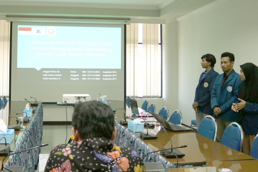 SIMULASI 1 dan 2: Salah satu tim PKM UNAIR yang lolos pendanaan sedang mempresentasikan progres PKM-nya dalam Simulasi Monev Eksternal. (Foto: Istimewa)