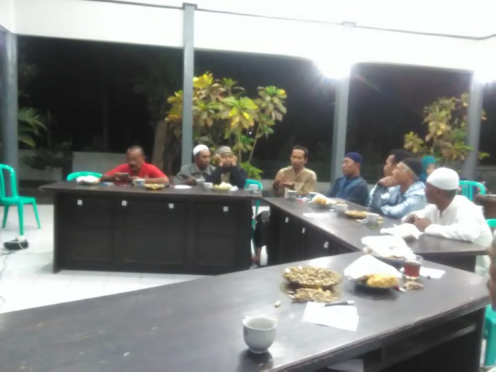 BERSAMA perangkat Kelurahan Bulusan, tim PKL (praktik kerja lapangan) dari Program Studi (Prodi) Kesehatan Masyarakat PSDKU Universitas Airlangga di Banyuwangi menggali langsung masalah kesehatan dari para tokoh masyarakat. (Foto: Istimewa)