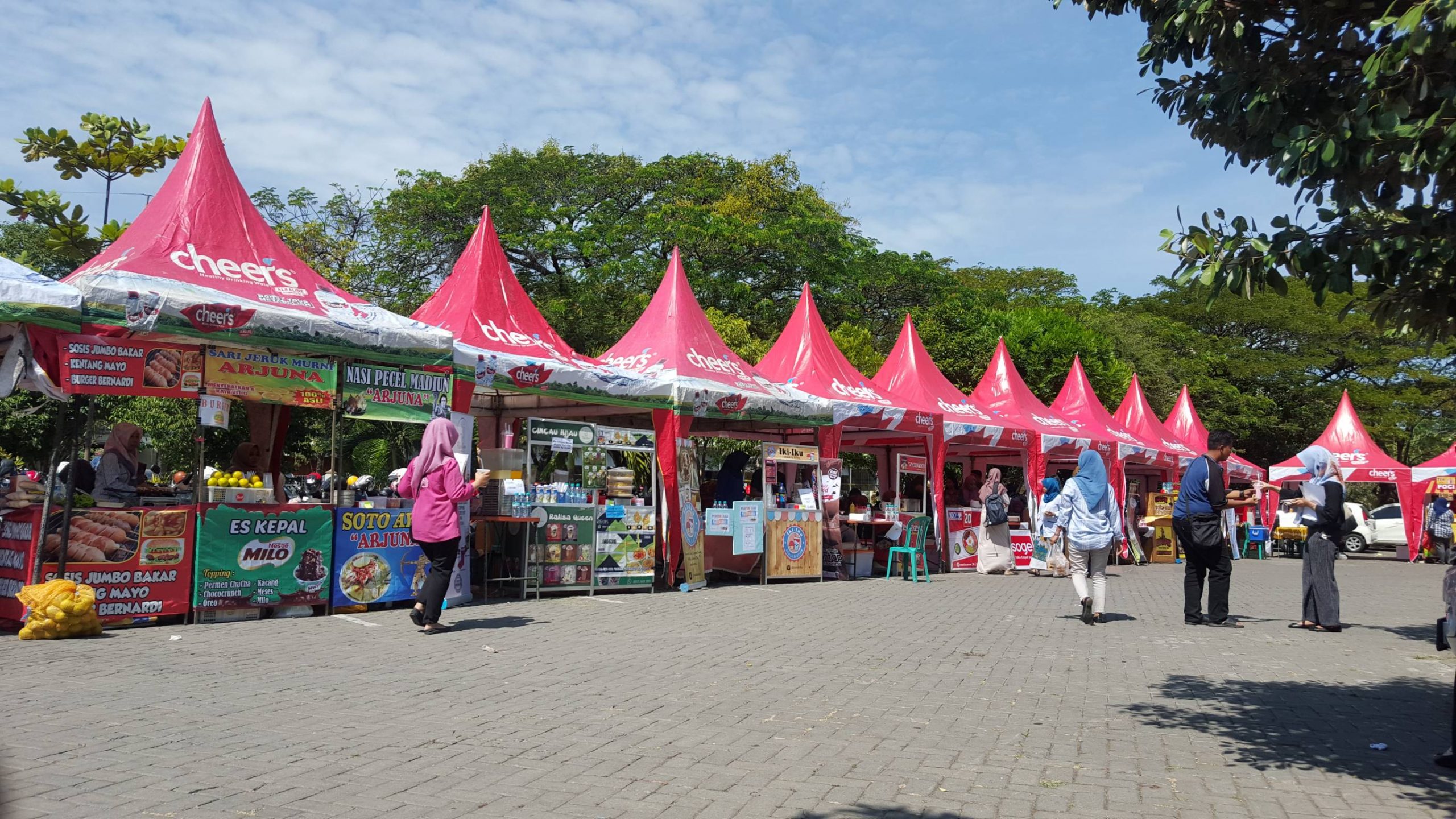 AIRLANGGA Creative Market 3.0 (ACM) digelar Kementerian Pengembangan Profesi dan Kewirausahaan (PPK) BEM UNAIR yang ditujuakn untuk memberikan wadah mahasiswa berwirausaha. (Foto: Istimewa)