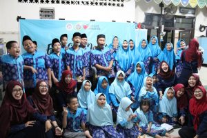 : SESI foto bersama seusai kegiatan EGD (Ekis Give Donation) oleh mahasiswa program studi Ekonomi Islam (Ekis) Fakultas Ekonomi dan Bisnis (FEB) Universitas Airlangga. (Foto: Istimewa)
