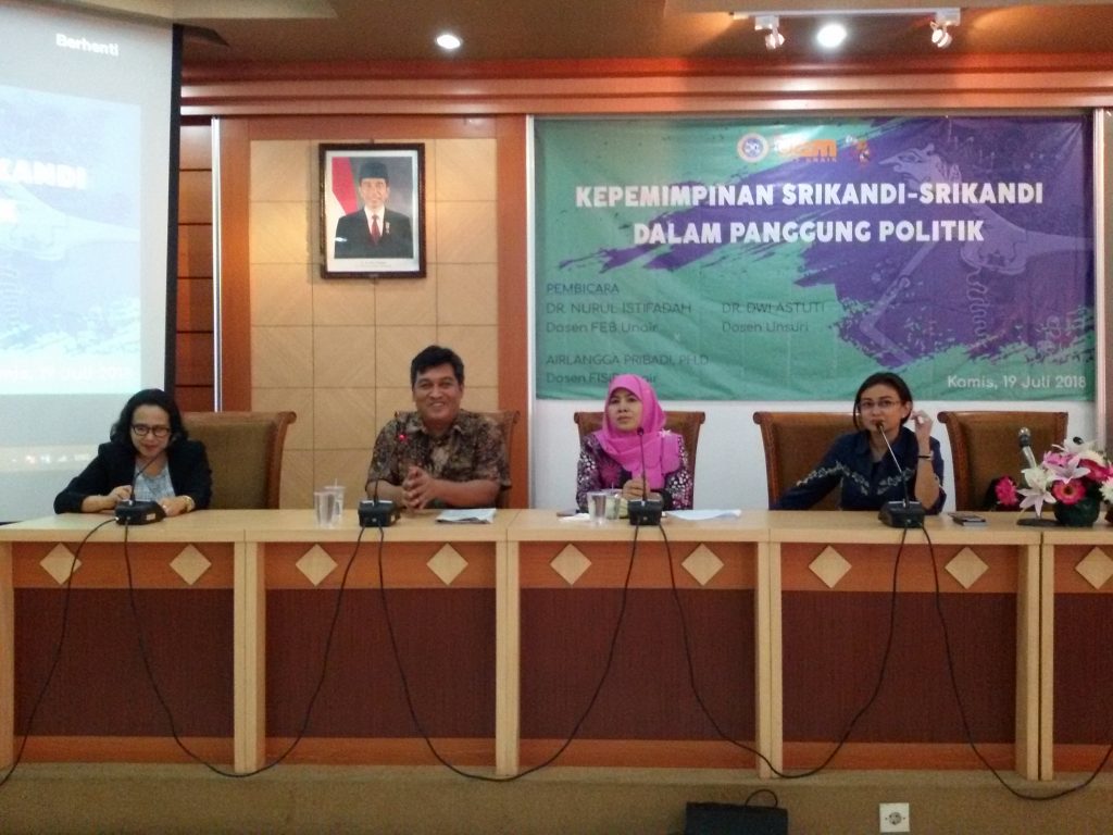 PARA pemateri dalam diskusi publik bertajuk ”Kepemimpinan Srikandi-Srikandi dalam Panggung Politik” di Ruang Adi Sukadana FISIP UNAIR, Kamis (19/7). (Foto: Istimewa)