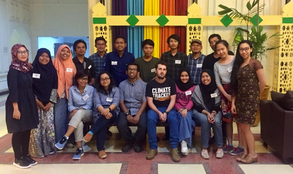 WAHYU Syafi'ul Mubarok (berdiri, enam dari kiri) berfoto bersama dengan pemateri dan peserta beasiswa yang diselenggarakan climate tracker Earth Journalism Network. (Foto: Dok. Pribadi)