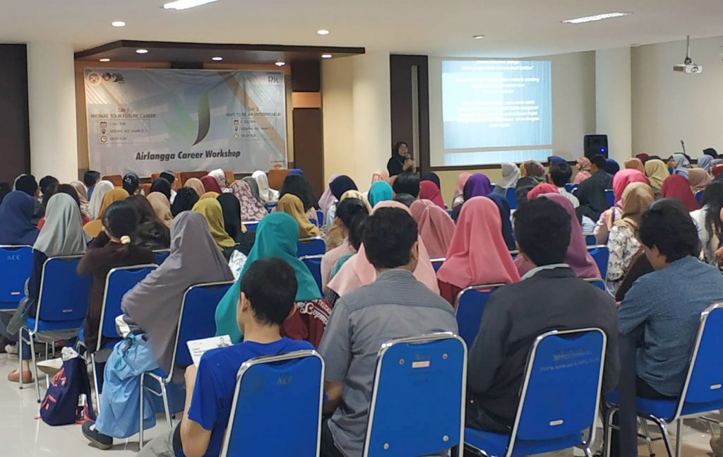 PESERTA tampak sangat antusias mendengarkan paparan pemateri dalam Airlangga Career Workshop (ACW). (Foto: Istimewa)