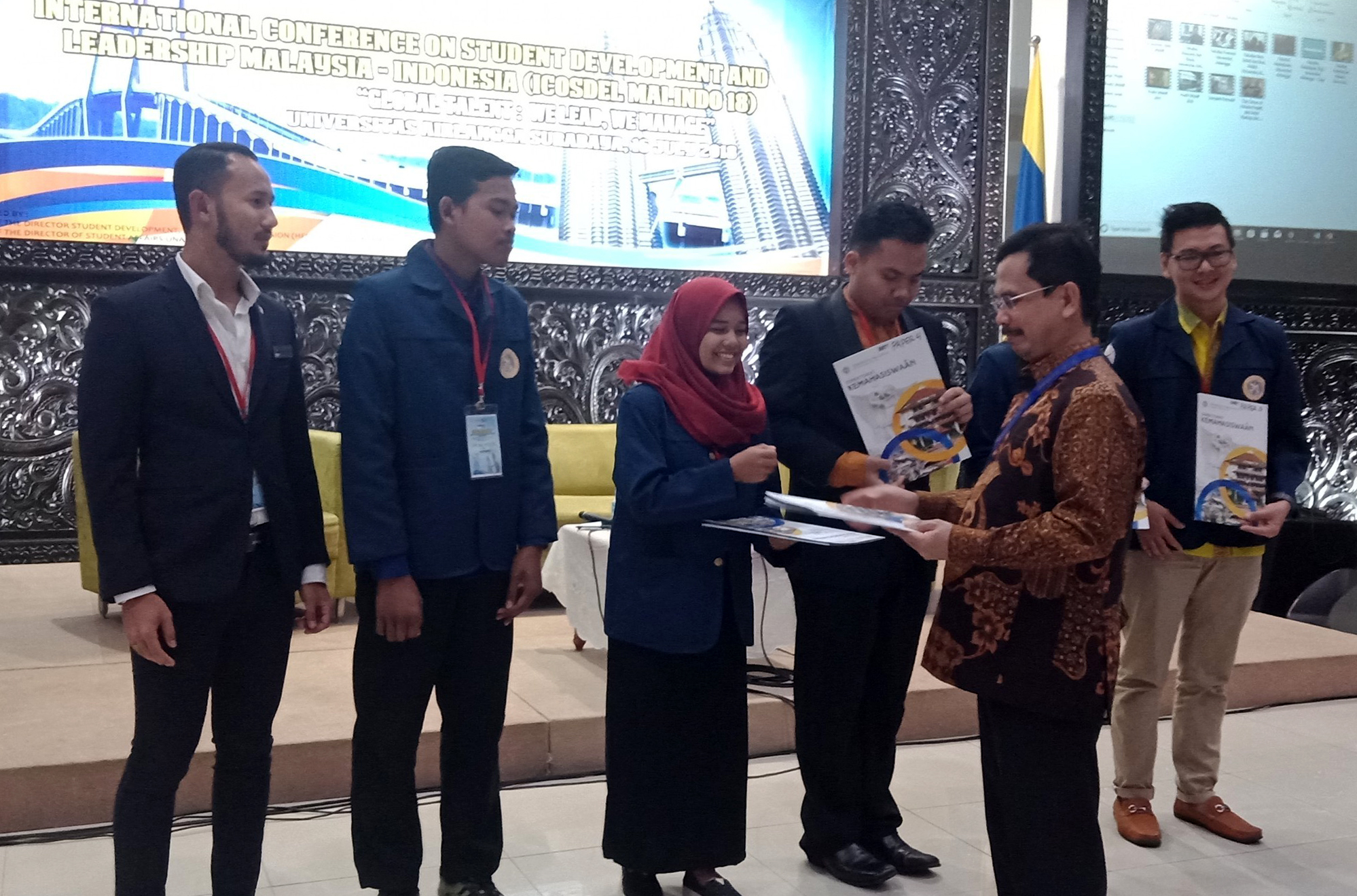 PENYERAHAN gelar best speaker ke Rizma Nur Hidayah oleh Dr. M. Hadi Shubhan, S.H., M.H., CN. (Foto: Istimewa)