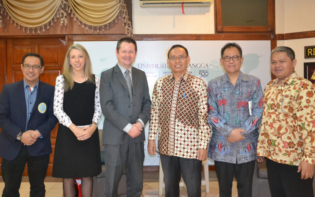 DARI kiri, Dekan FKp Prof. Dr. Nursalam, M. Nurs (Hons).; International Course Coordination and Development School of Nursing and Midwifery Dr. Sonia Reisenhofer, RN., BN., MN., (Emergency)., PhD.; Pro-Vice Cancelor Internastional La Trobe University, Australia, Kelly Smith; Rektor UNAIR Prof. Dr. Muhammad Nasih, S.E., M.t., Ak., CMA.; Wakil Rektor I Prof. dr. Djoko Santoso Ph.D., K-GH., FINASIM., dalam pertemuan penguatan kerja sama di Rektorat UNAIR, Rabu (4/7). (Foto: Feri Fenoria Rifai)