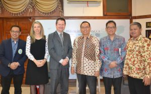DARI kiri, Dekan FKp Prof. Dr. Nursalam, M. Nurs (Hons).; International Course Coordination and Development School of Nursing and Midwifery Dr. Sonia Reisenhofer, RN., BN., MN., (Emergency)., PhD.; Pro-Vice Cancelor Internastional La Trobe University, Australia, Kelly Smith; Rektor UNAIR Prof. Dr. Muhammad Nasih, S.E., M.t., Ak., CMA.; Wakil Rektor I Prof. dr. Djoko Santoso Ph.D., K-GH., FINASIM., dalam pertemuan penguatan kerja sama di Rektorat UNAIR, Rabu (4/7). (Foto: Feri Fenoria Rifai)