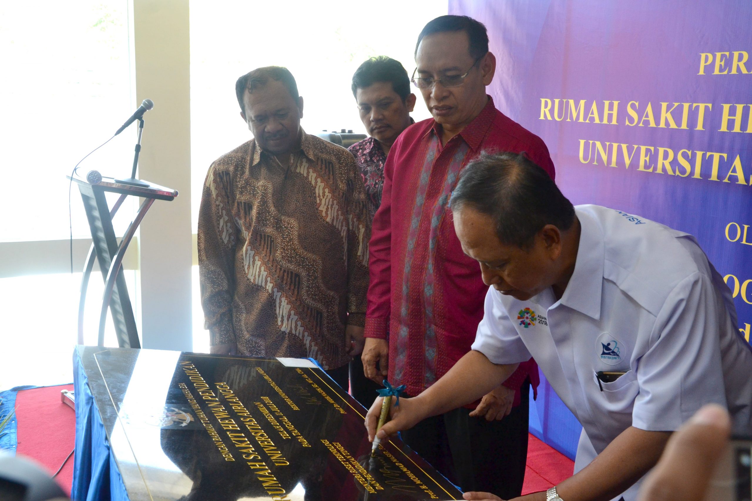 PROF. H. Mohamad Nasir, Ph.D, Ak., menandatangani prasasti dalam peresmian Rumah Sakit Hewan Pendidikan (RSHP) Universitas Airlangga pada Rabu (11/7) didampingi Rektor UNAIR Prof. Dr. Muhammad Nasih, S.E., Mt., Ak., CMA. (Foto: Feri Fenoria Rifa’i)