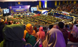 SEBANYAK 1.030 lulusan diwisuda Rektor Prof. Dr. Muhammad Nasih, S.E., Mt., Ak., CMA., di depan para orang tua pada Ahad (1/7) di Airlangga Convention Center (ACC). (Foto: Feri Fenoria)