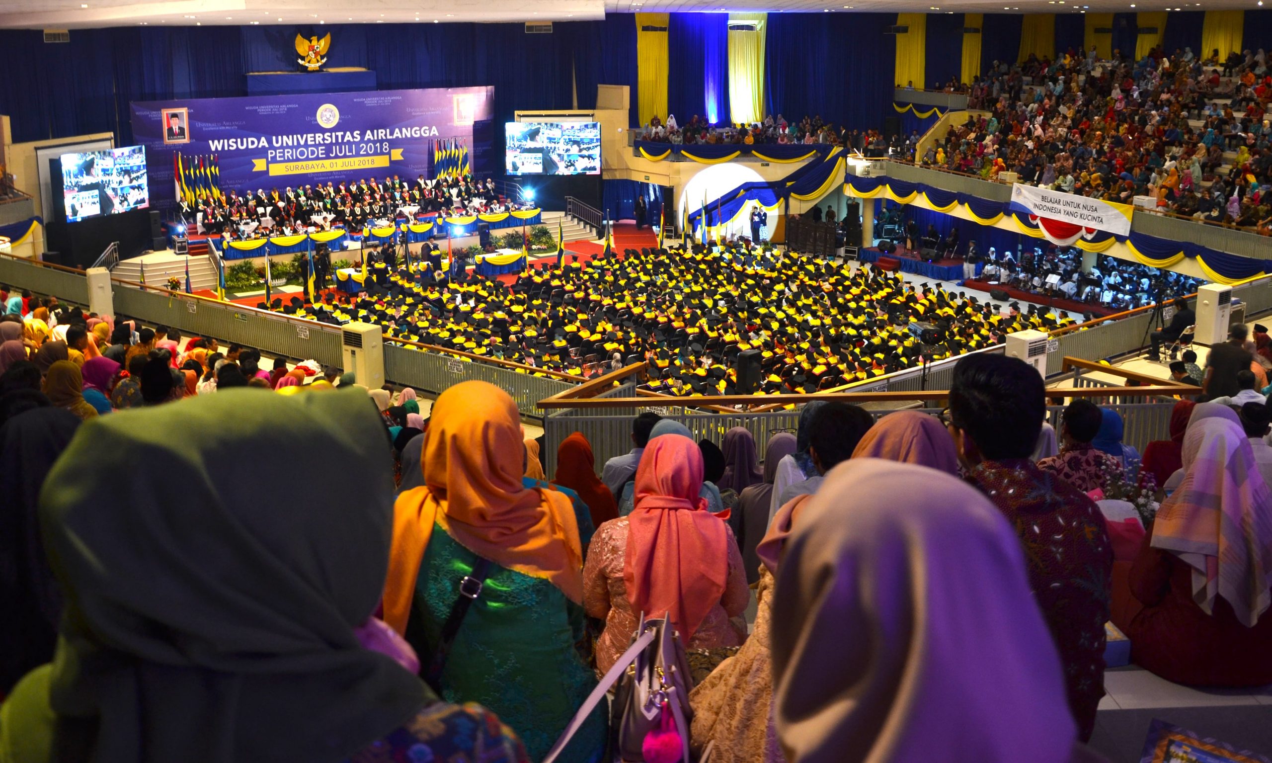 SEBANYAK 1.030 lulusan diwisuda Rektor Prof. Dr. Muhammad Nasih, S.E., Mt., Ak., CMA., di depan para orang tua pada Ahad (1/7) di Airlangga Convention Center (ACC). (Foto: Feri Fenoria)