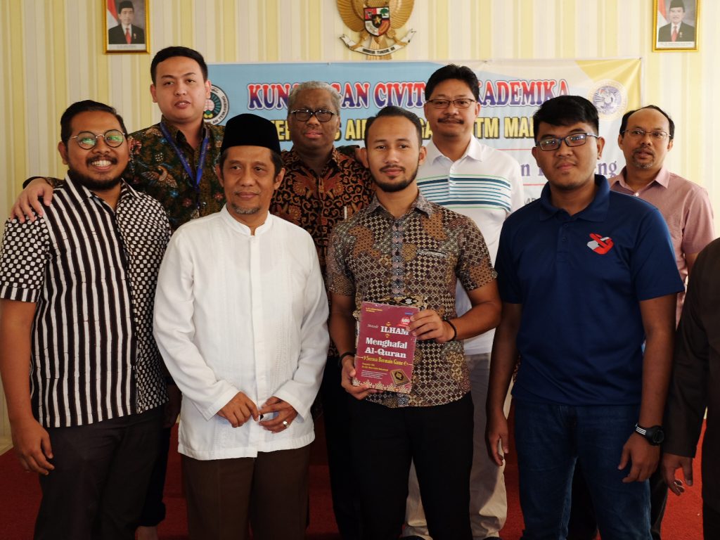 SERAH terima cenderamata oleh civitas akademika UiTM dengan Pengurus Pondok Pesantren Madrasatul Qur’an Tebuireng, Jombang, bersama Civitas Akademika UNAIR. (Foto: Agung Putra R.)