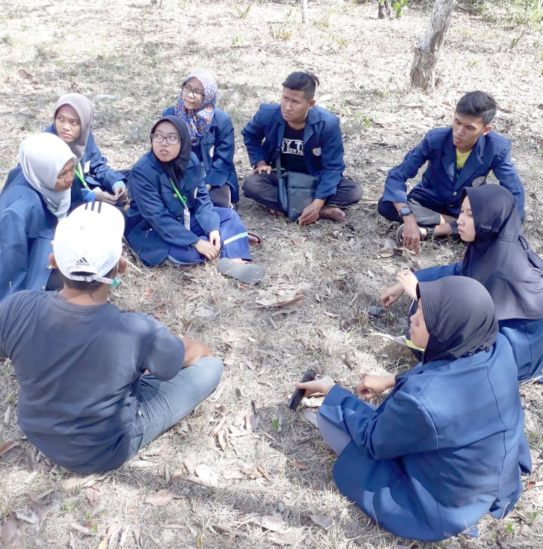 TIM KKN menggelar briefing sebelum melaksanakan kegiatan babat alas (pembangunan jalan) sepanjang jalan menuju kawasan hutan Taman Nasional Alas Purwo pada Sabtu (7/7). (Foto: Istimewa)