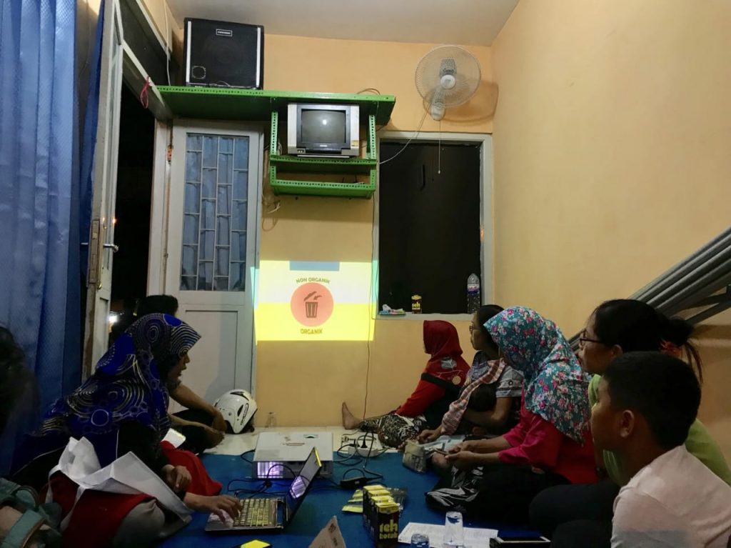 SOSIALISASI Bank Sampah oleh Mahasiswa KKN-BBM Tematik 58 Kelompok UMKM J. (Foto: Istimewa)