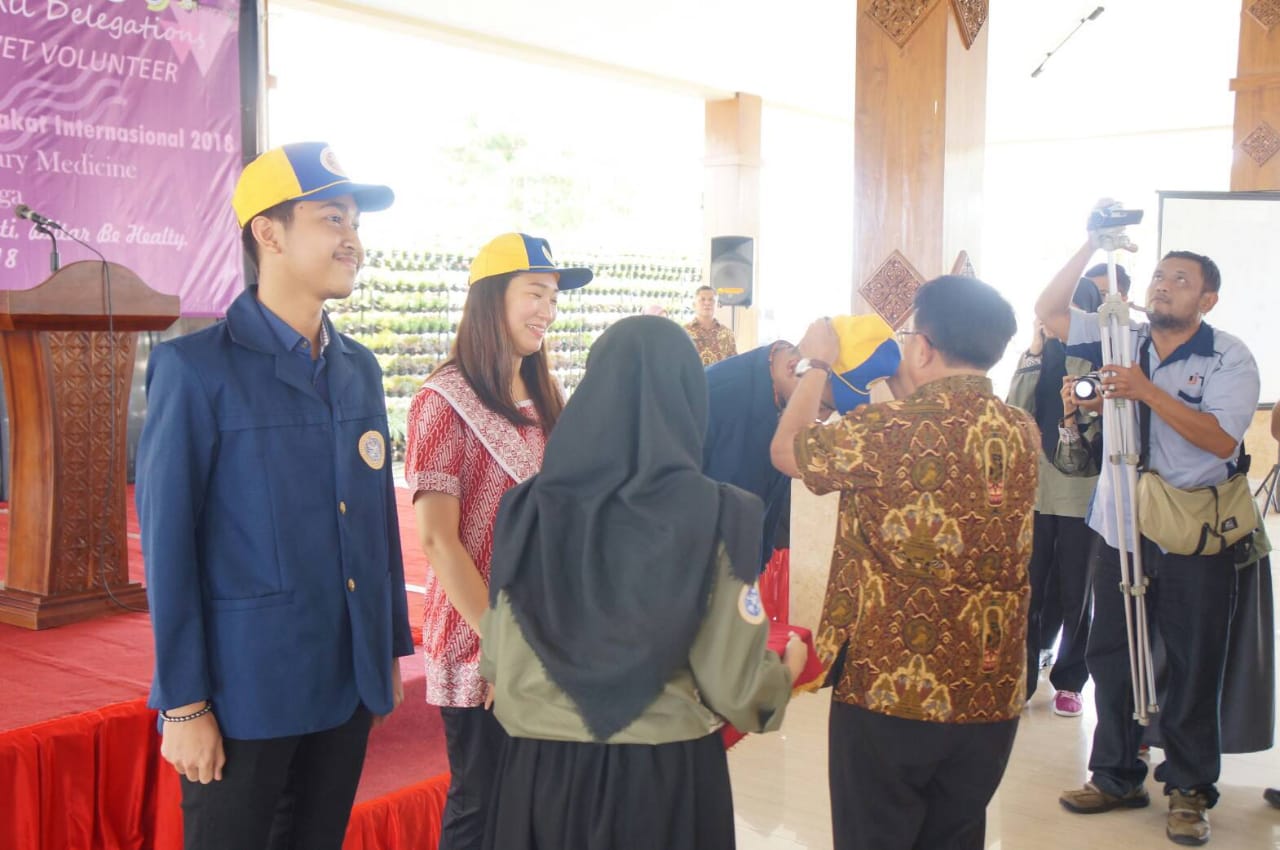 BUPATI Kabupaten Blitar Drs. H. Rijanto, M.M., menyematkan tanda peserta program Pengabdian Masyarakat Internasional 2018 ke wilayah Kabupaten Blitar mulai Kamis (19/7) hingga Sabtu (28/7). (Foto: Istimewa)