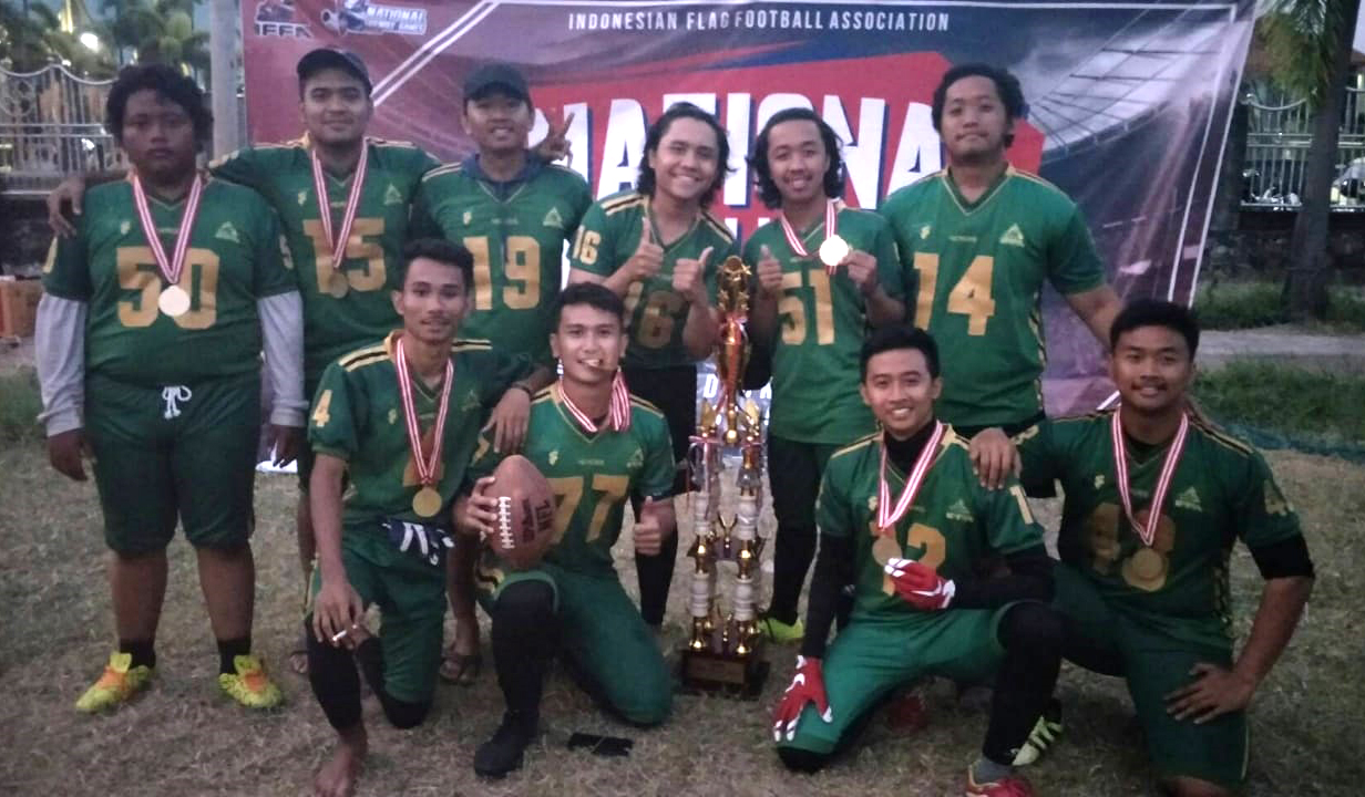 SEPULUH perwakilam mahasiswa Universitas Airlangga berhasil membawa tim flag football Surabaya menjuarai turnamen nasional di Sidoarjo. (Foto: Istimewa)