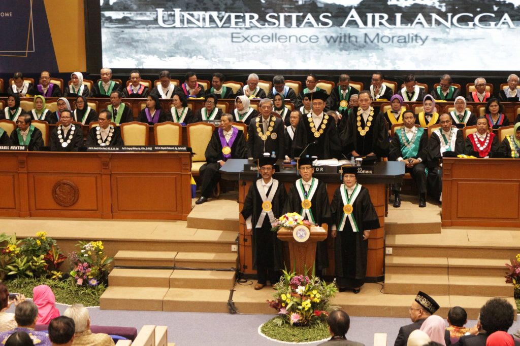 TIGA guru besar baru Universitas Airlangga dikukuhkan rektor pada Sabtu (28/7). (Foto: Alifian Sukma)