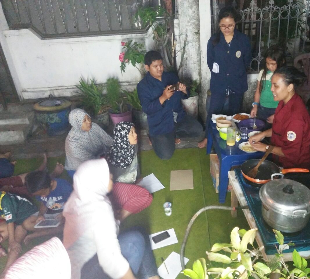 MAHASISWA Kuliah Kerja Nyata (KKN) Universitas Airlangga Kelompok UMKM N Kecamatan Gubeng mempraktikkan pembuatan makanan sehat kepada ibu-ibu PKK di wilayah Jojoran. (Foto: Istimewa)