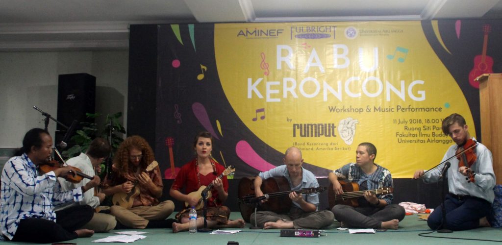 BAND Rumput, band asal Amerika, kala menampilkan lagu keroncong Walang Kekek di pada Rabu (11/7) di Ruang Siti Parwati, Fakultas Ilmu Budaya (FIB), Universitas Airlangga. (Foto: Istimewa)