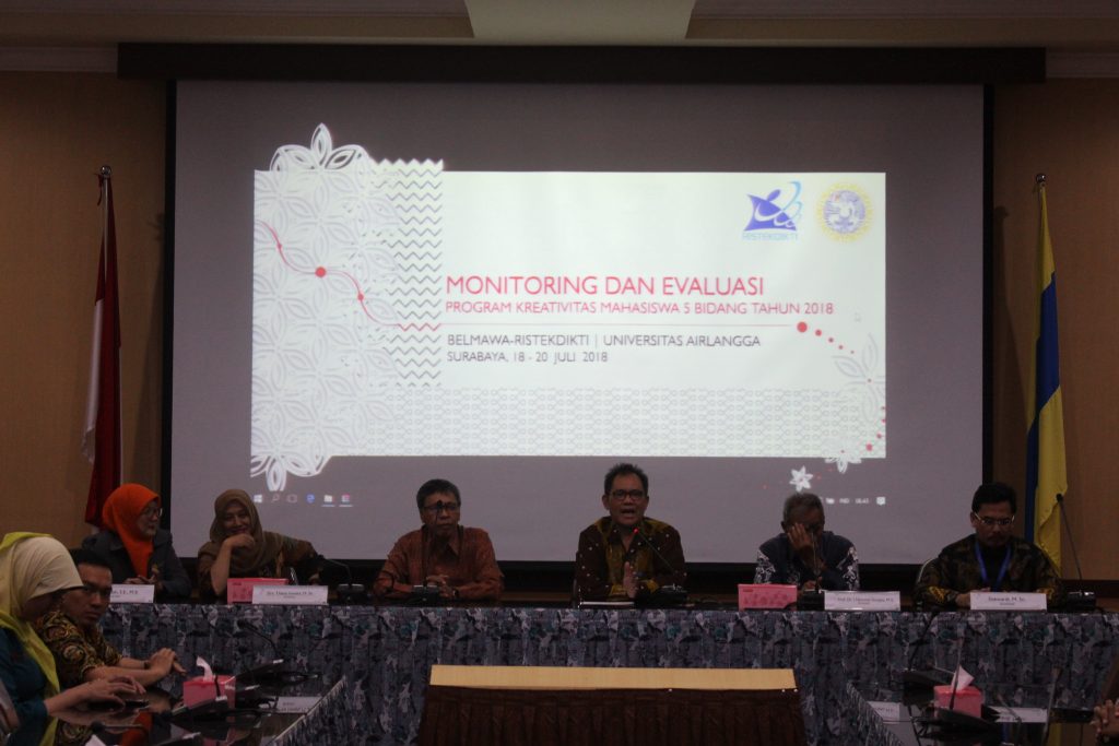 WAKIL Rektor I UNAIR Prof. dr., Djoko Santoso, Ph.D., Sp.PD.K-GH.FINASIM., (tengah) saat memberikan sambutan dalam pembukaan monitoring evaluasi pada Rabu (18/7) di Aula Kahuripan 300, Kantor Manajemen Kampus C UNAIR. (Foto: Binti Q. Masruroh)