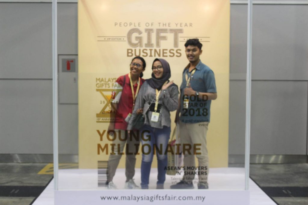 KEN Ayu Yalu, Eka Khusniatuz Zahro, dan Muhammad Taufiq Hidayat saat menghadiri Malaysia Gifts Fair 2018 di Kuala Lumpur, Malaysia. (Foto: Istimewa)