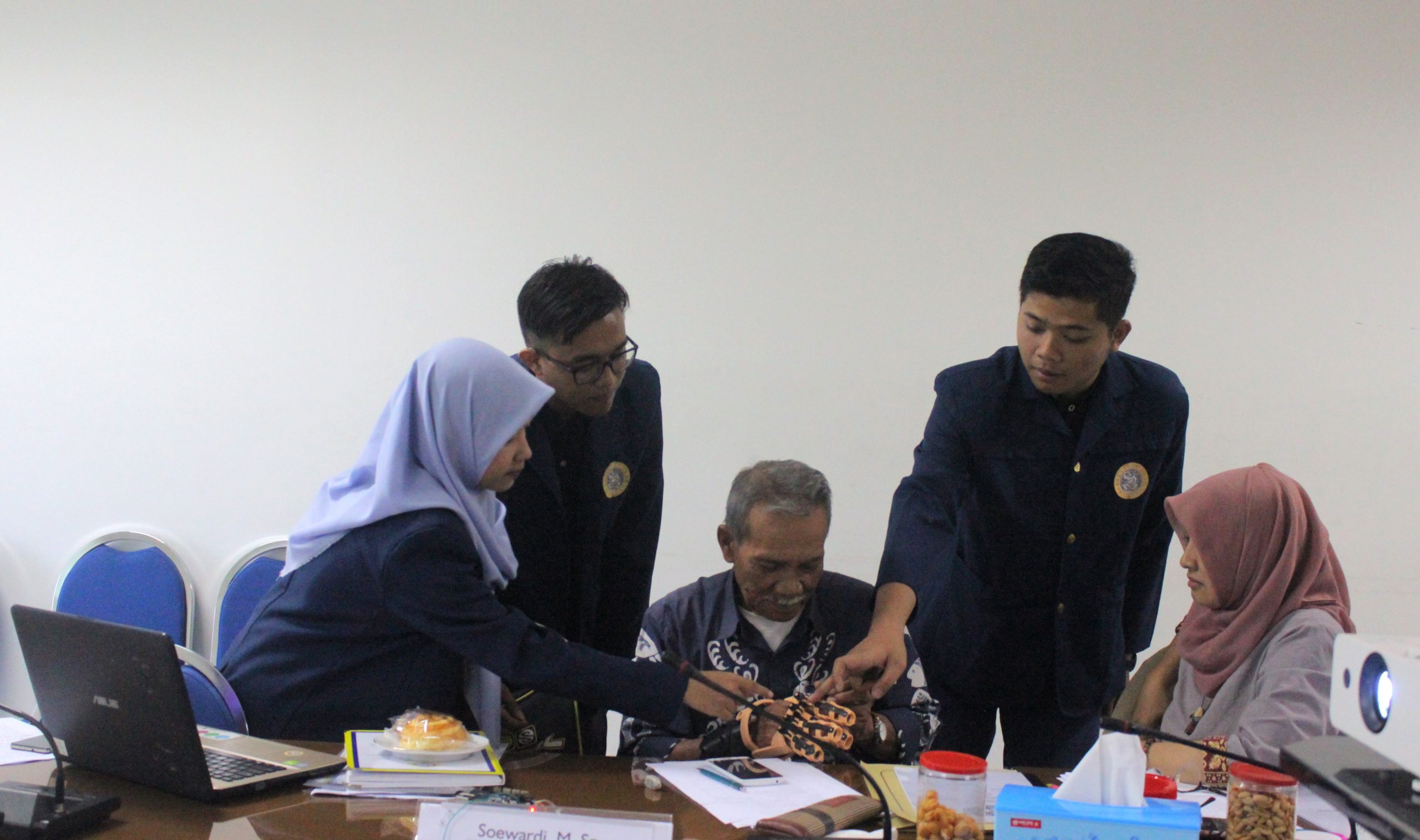 REVIEWER melihat karya tim PKM UNAIR 2018. (Foto: Istimewa)