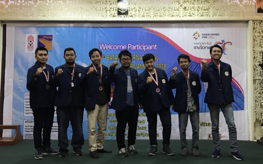 BANGGA, delegasi UKM Bridge Universitas Airlangga saat memenangkan kejuaran bridge di Batam. (Foto: Istimewa)