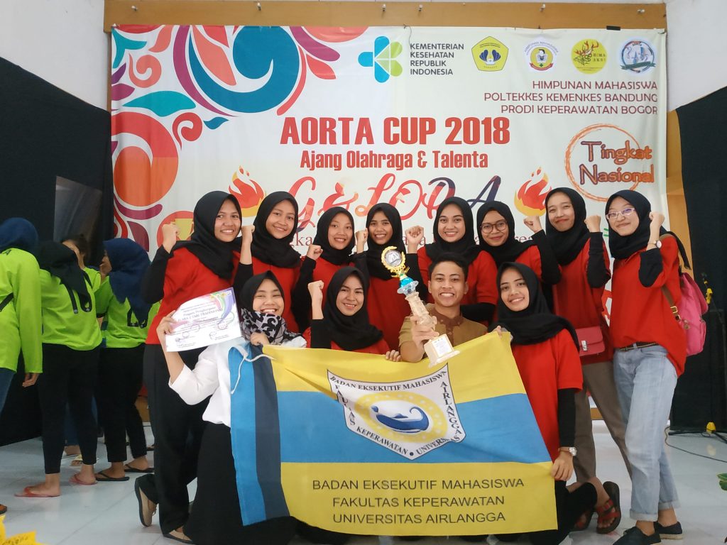 TIM Unit Kegiatan Fakultas (UKF) Tari Saman Fakultas Keperawatan (FKp) Universitas Airlangga (UNAIR) seusai berhasil merengkuh predikat juara II dalam AORTA CUP 2018. (Foto: Istimewa)