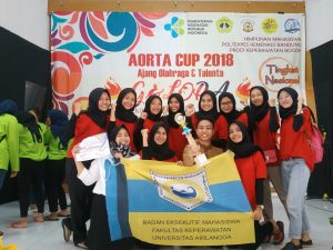 TIM Unit Kegiatan Fakultas (UKF) Tari Saman Fakultas Keperawatan (FKp) Universitas Airlangga (UNAIR) seusai berhasil merengkuh predikat juara II dalam AORTA CUP 2018. (Foto: Istimewa)