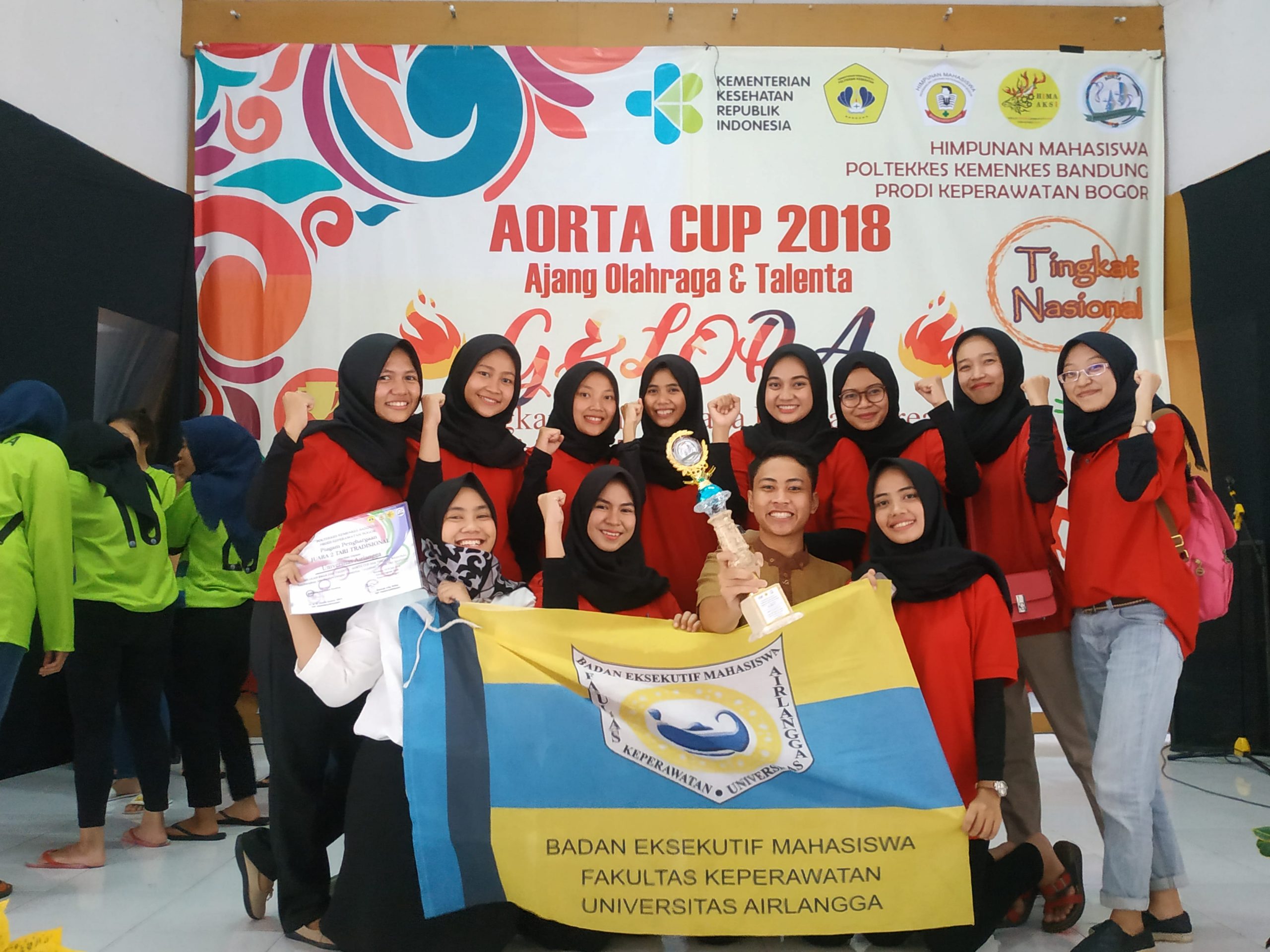 TIM Unit Kegiatan Fakultas (UKF) Tari Saman Fakultas Keperawatan (FKp) Universitas Airlangga (UNAIR) seusai berhasil merengkuh predikat juara II dalam AORTA CUP 2018. (Foto: Istimewa)